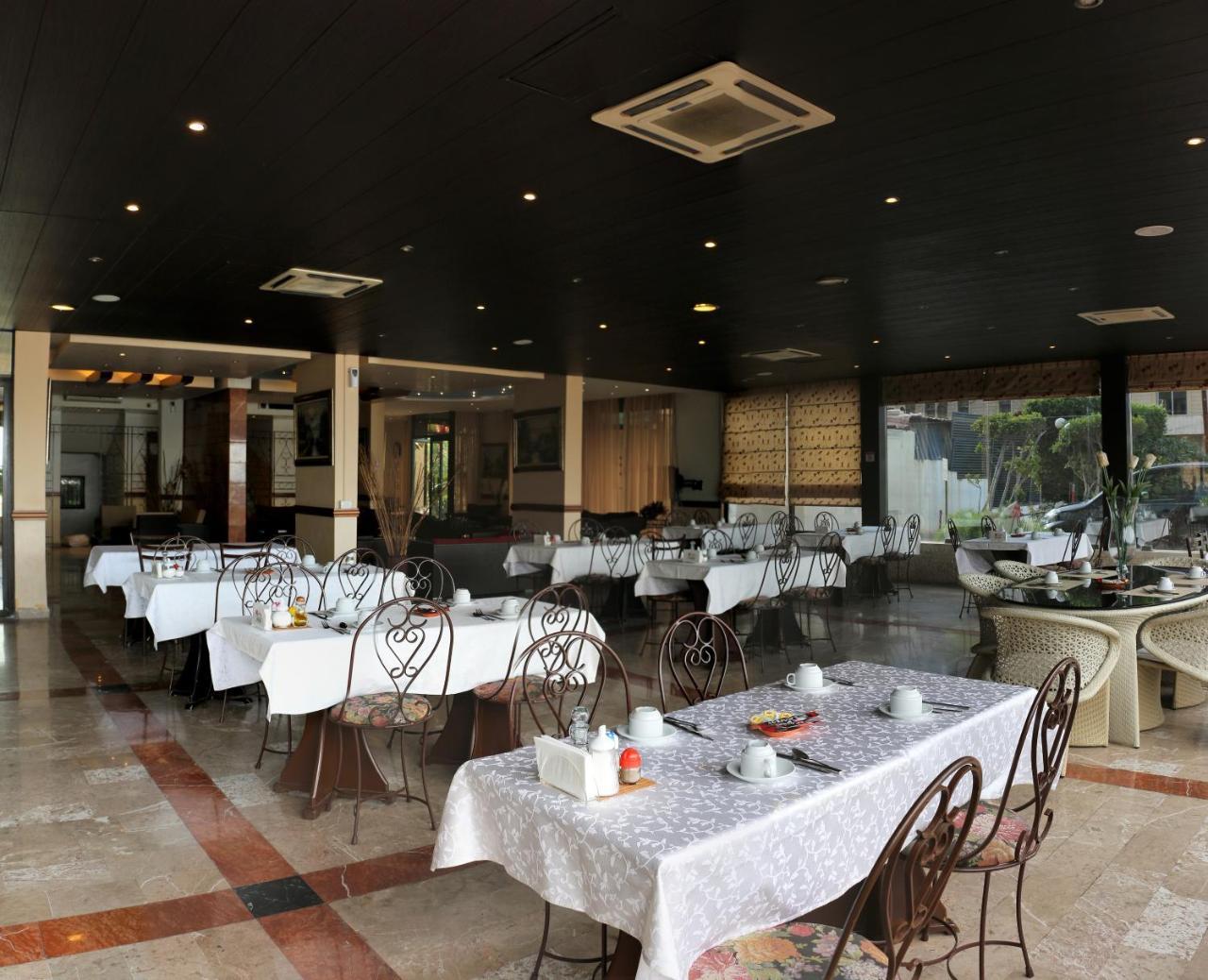 假日套房酒店及海滩度假村 朱尼耶 外观 照片
